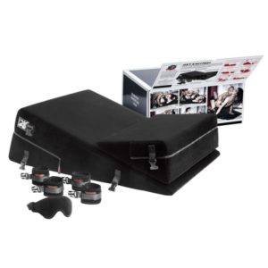 mit Handschellen und Augenmaske